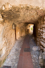 Obraz premium Narrow alley in Eze Village on the French Riviera, France