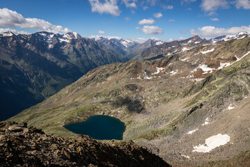 Gebirgslandschaft am Gaislachkogel mit herzförmigen See im Vordergrund 