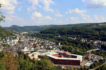 Fototapeta premium Aussicht auf die Stadt Kirn und die Brauerei Kirn von der Burgruine Kyrburg im Landkreis Bad Kreuznach im deutschen Bundesland Rheinland-Pfalz. Aussicht vom Premium-Wanderweg Vitaltour 3-Burgen-Weg.