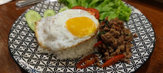 Fried Egg with Ground Meat and Fresh Vegetables