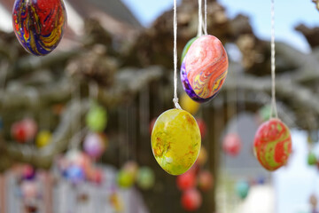 Frohe Ostern - Bunte Ostereier am Baum