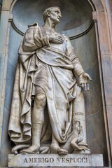 Obraz premium florenz, italien - statue von amerigo vespucci an der außenfassade der uffizien