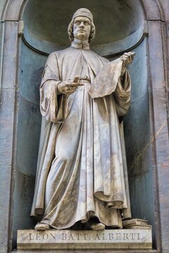 florenz, italien - statue von leon battista alberti an der au&szlig;enfassade der uffizien