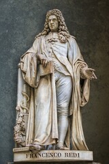 florenz, italien - statue von francesco redi an der außenfassade der uffizien