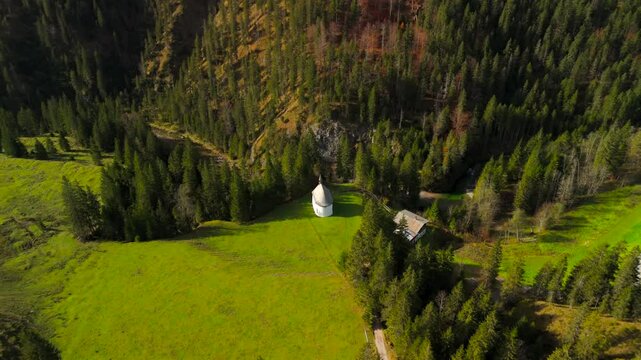 Katholische Bergkapelle Maria Hilf im Valepp, Gemarkung Deutschland, Bayern Luftaufnahme. Catholic mountain chapel Maria Hilf in Valepp, Germany, Bavaria Aerial view. Valepp Wasserfall