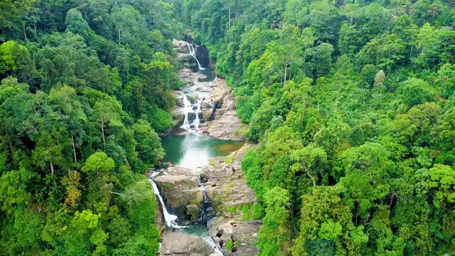 Aberdeen Falls is a picturesque 98 m high waterfall on the Kehelgamu River near Ginigathhena, in the Nuwara Eliya District of Sri Lanka.