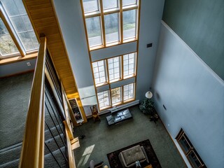 Obraz premium Spacious Gradient Color Living Room with Empty Wall - Ideal for Interior Design Inspiration