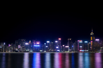 Obraz premium Hongkong China 11.7.2023. Hongkong bay night cityscape skyline