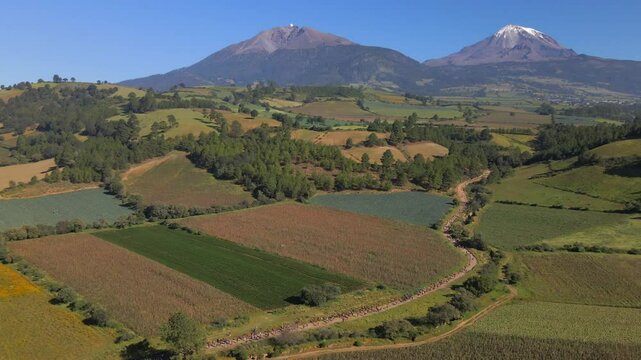 Volc&aacute;n sierra negra y pico de orizaba, con corredores compitiendo al aire libre.
