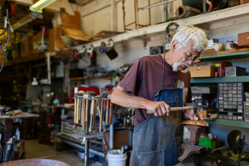 Metal workshop Artist Senior 

