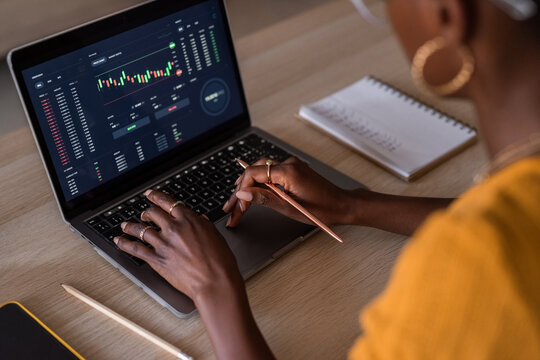 Woman trading bitcoin - Powered by Adobe