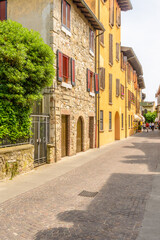 Obraz premium Picturesque small town street view in Sirmione, Lake Garda Italy.