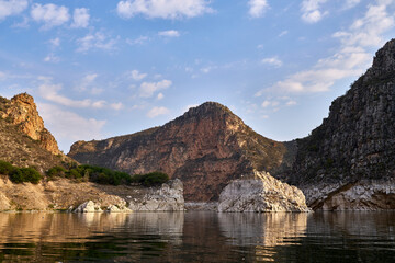 Naklejka premium Exploring Zimapan: Nature and Adventures by Boat (Mexico)