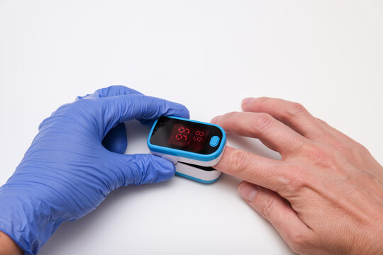 Doctor measures the patient's pulse and oxygen saturation to a patient