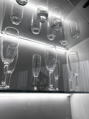 Glass cabinet with different glasses and glasses, all illuminated by a built-in panel