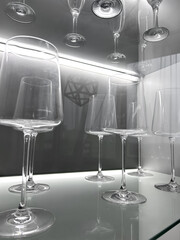 Glass cabinet with different glasses and glasses, all illuminated by a built-in panel