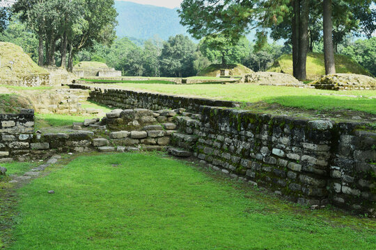 Paredes destruidas en la ciudad de Iximch&eacute;, ruinas en el departamento de Chimaltenango en Guatemala.
