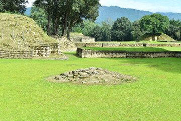 Áreas verdes en las ruinas de Iximché. Estructuras hechas de piedra.