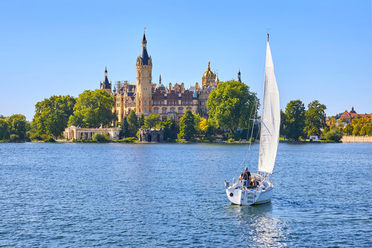Sch&ouml;ner Blick auf das ber&uuml;hmte Schweriner Schloss, mit Segelboot im Vordergrund, in Deutschland, Mecklenburg-Vorpommern.