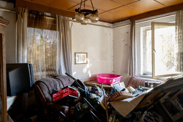 Chaos im Wohnzimmer einer Messie-Wohnung mit Sonnenlicht