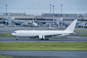 Obraz premium 羽田空港第３ターミナルから撮影した飛行機