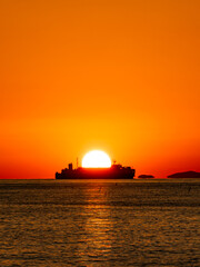 海に沈む秋のだるま夕日