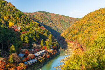 日本の風景・秋　京都嵯峨嵐山　紅葉の保津峡（嵐峡）