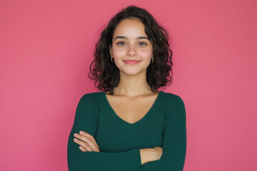 Obraz premium Woman smiling with arms crossed.