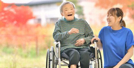 庭の風景を楽しむシニア女性