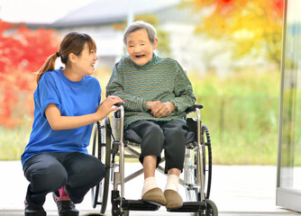 庭の風景を楽しむシニア女性