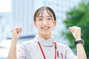 応援のポーズをする若い看護師