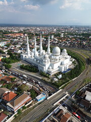 Obraz premium Breathtaking Aerial View of Majestic White Mosque in Urban Setting