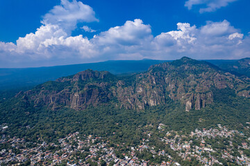 Obraz premium Aerial Drone View of Tepozteco Mountain in Tepoztlán, Mexico