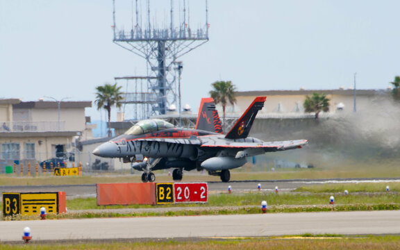 2024年5月5日、山口県岩国市岩国航空基地にて、 離陸するF/A-18ホーネット
