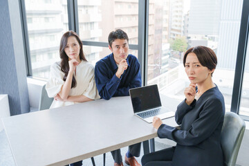 不動産の女性営業マンと考える客夫婦