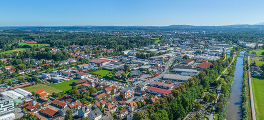 Die Stadt Kolbermoor bei Rosenheim im oberbayerischen Chiemgau aus der Luft