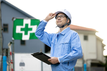 工事現場で働く男性