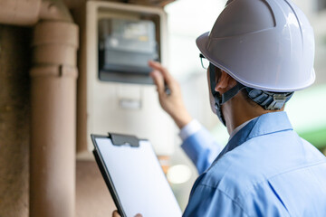 点検をする作業員