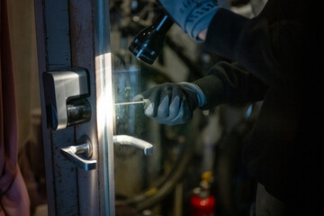 窓を開ける犯罪者