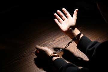 Fototapeta premium 手錠をかけられた男性の手