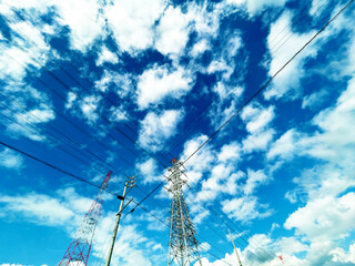 送電線と電柱と青空