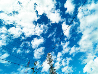 送電線と爽やかな青空