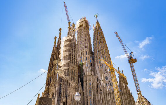 Sagrada Familia - monumentalna bazylika Gaudiego w Barcelonie w budowie. Budowa Sagrady w Barcelonie