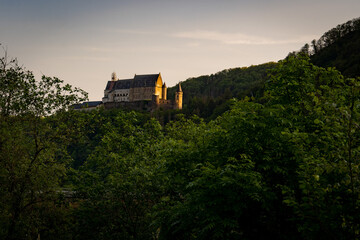 Obraz premium Exploring the majestic Vianden Castle overlooking the picturesque valley