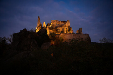 Obraz premium Beleuchtete Burg Dürnstein in der Dämmerung