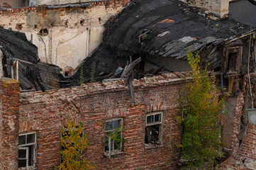 Walący się dach kamienicy na Warszawskiej Pradze Północ przy ulicy Wileńskiej. Warszawska zabytkowa kamienica z zapadającym się dachem © smoku7979