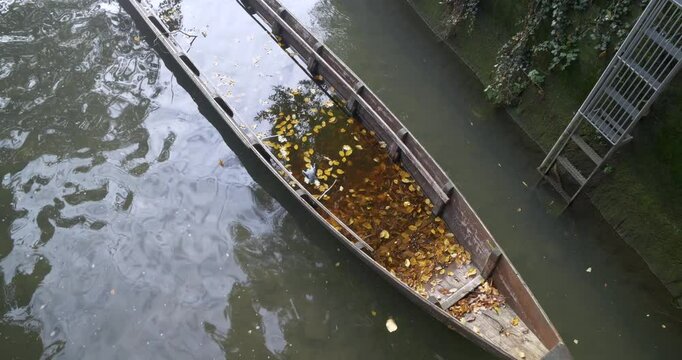 Mit Wasser vollgelaufene Holzboot, traditionelle Zille, M&uuml;ndung der Blau in die Donau, Ulm, Baden-W&uuml;rttemberg, Deutschland