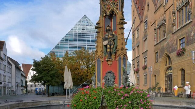 Fischkastenbrunnen und Ulmer Zentralbibliothek, Stadtbibliothek, Ulm, Baden-W&uuml;rttemberg, Deutschland