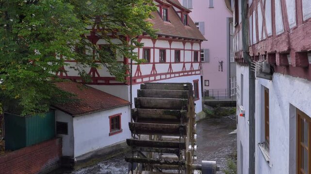 Wasserrad an einem alten Fachwerkhaus an der grossen Blau im Fischerviertel, Ulm, Baden-W&uuml;rttemberg, Deutschland
