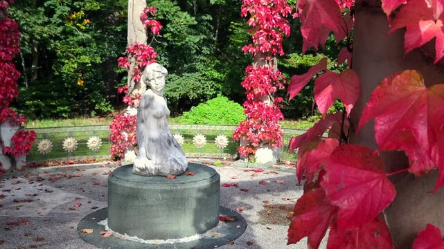 Monopteros mit herbstlich rot gef&auml;rbten Weinbl&auml;ttern im Schlosspark H&ouml;henried, Bernried, Bayern, Deutschland